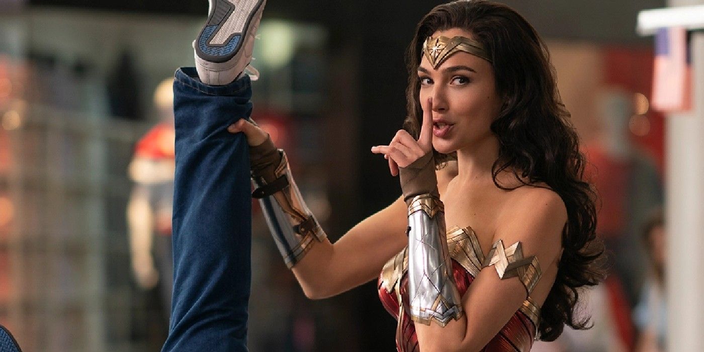 Prinses Diana bungelt een crimineel aan één been en zet de camera stil in Wonder Woman 1984.