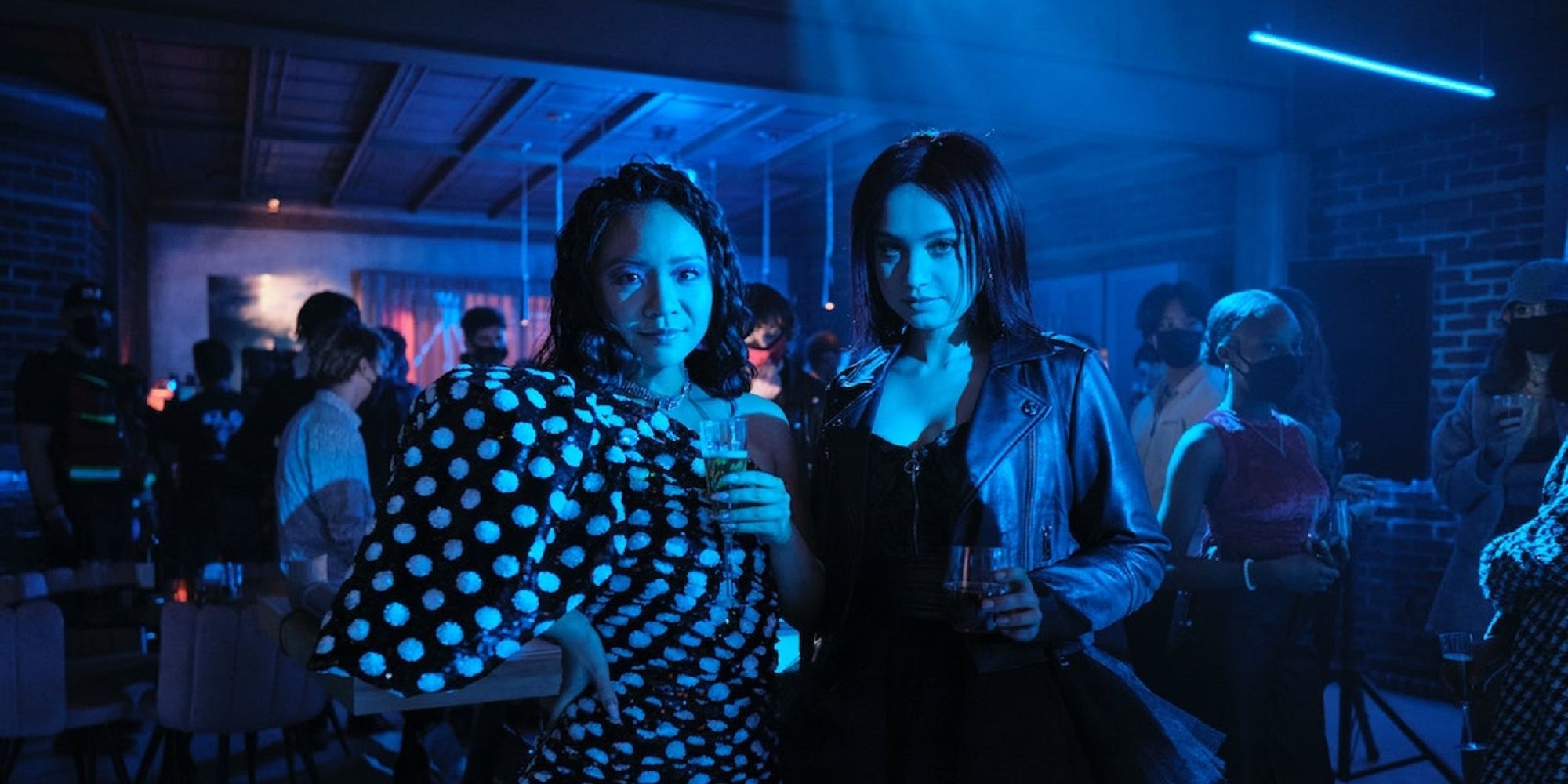 Personages, Zoe en Rebecca, in een donkere nachtclub in 'Fakes'.