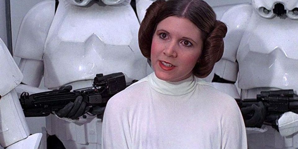 Prinses Leia in A New Hope, vergezeld door een groep Stormtroopers