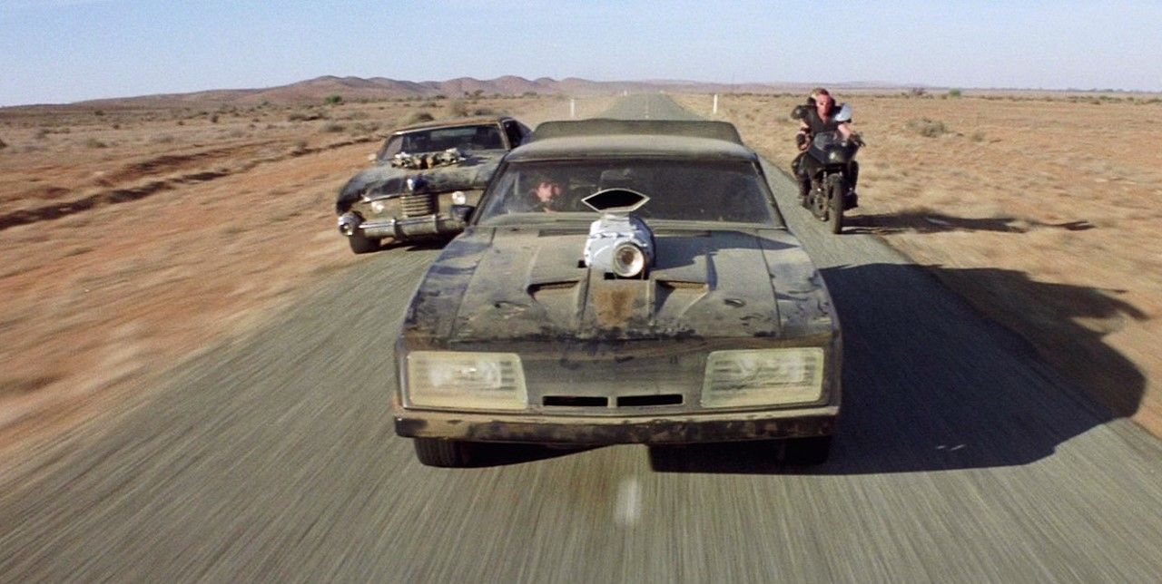 Max bestuurt zijn V8-interceptor in Road Warrior, een film die is opgebouwd rond intense auto-achtervolgingen