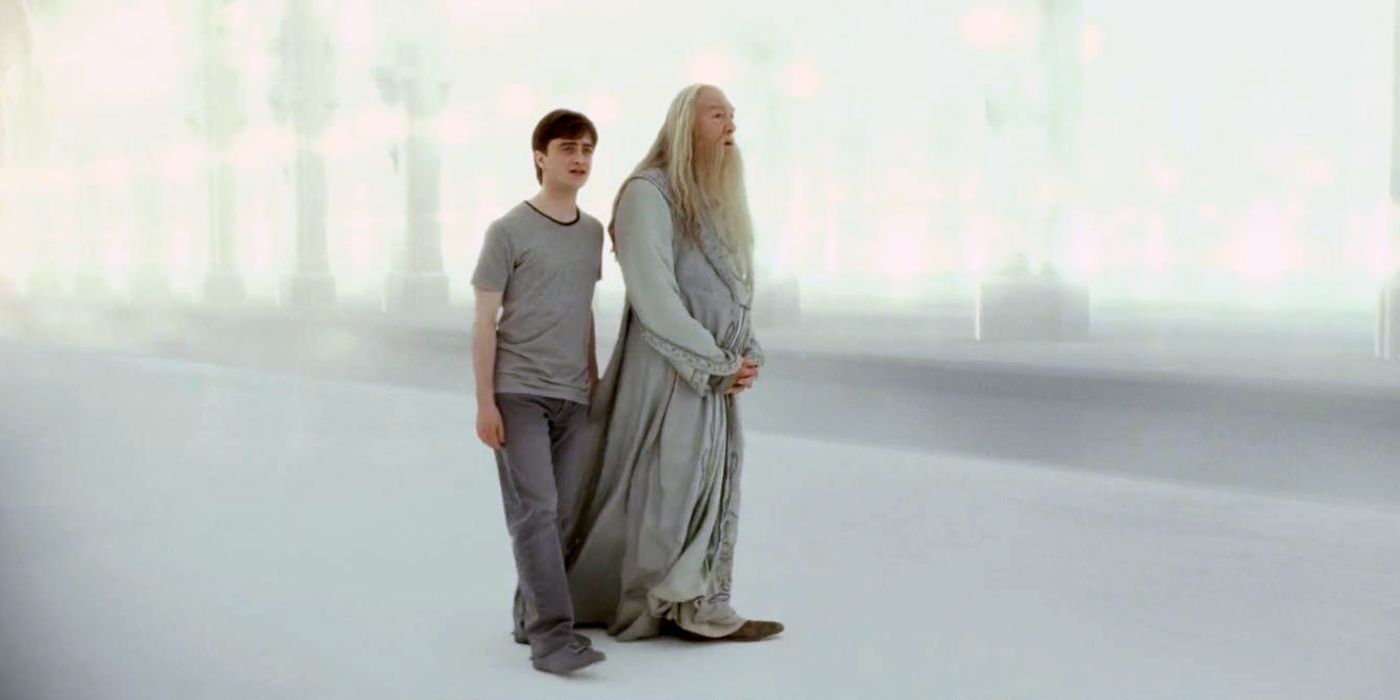Harry en Perkamentus bij King's Cross na gevecht met Voldemort in Harry Potter and the Deathly Hallows: Part 2.