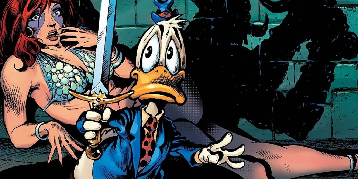 Howard the Duck met zwaard in de hand naast Beverly Switzler op een cover van Marvel Comics.