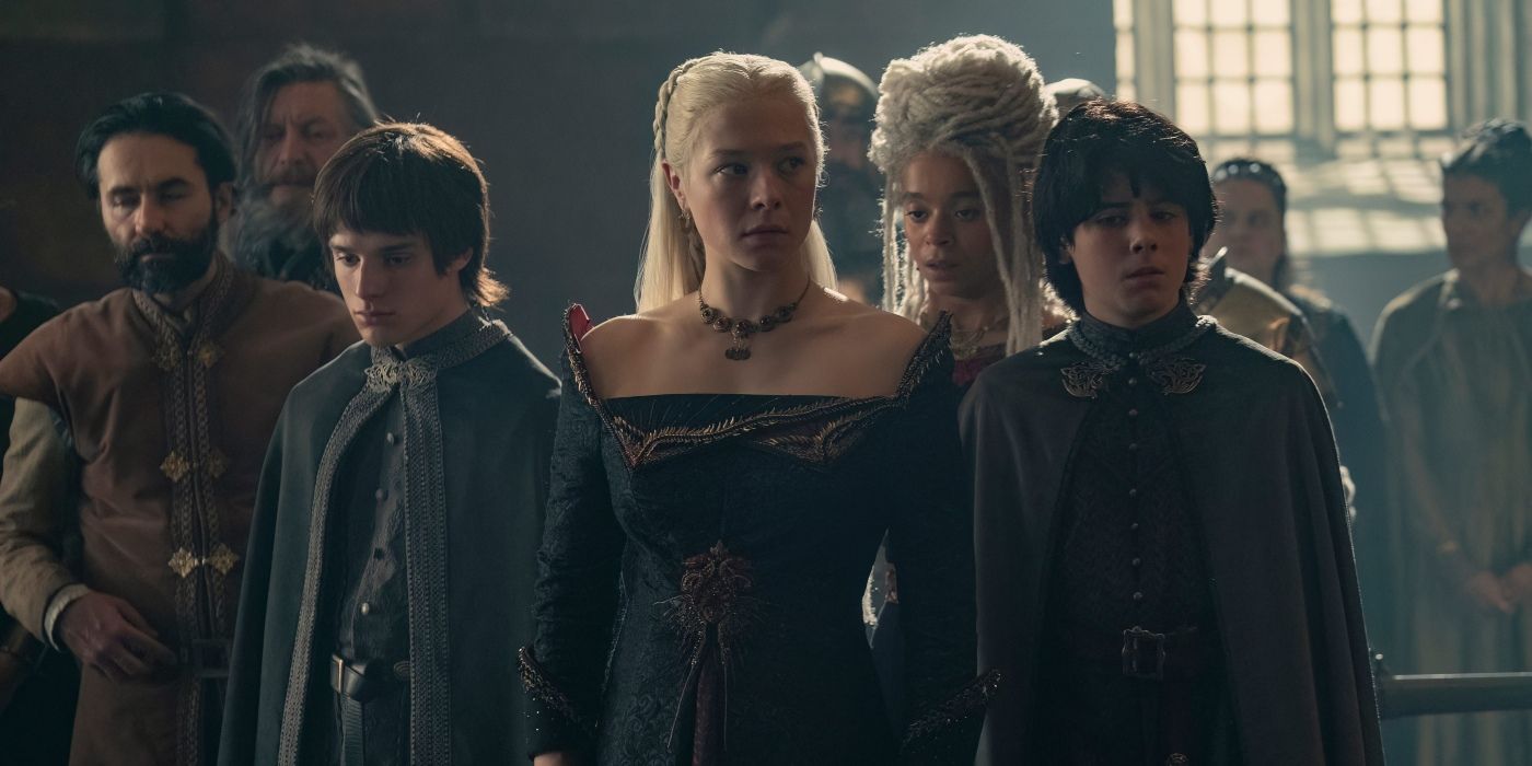 Rhaenyra Targaryen met haar zonen, Lucerys en Jaecerys Velaryon, in House of the Dragon.