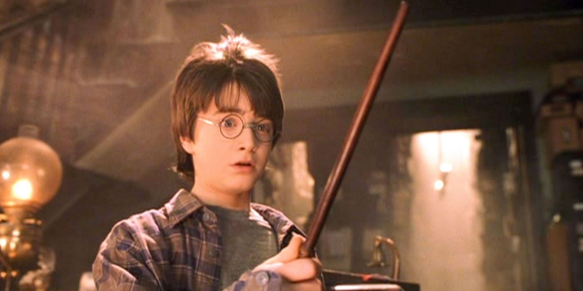 Harry Potter houdt zijn eerste toverstok in 'Harry Potter and The Sorcerer's Stone'