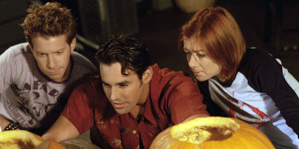 Xander, Willow en Oz kijken naar pompoenen in Buffy