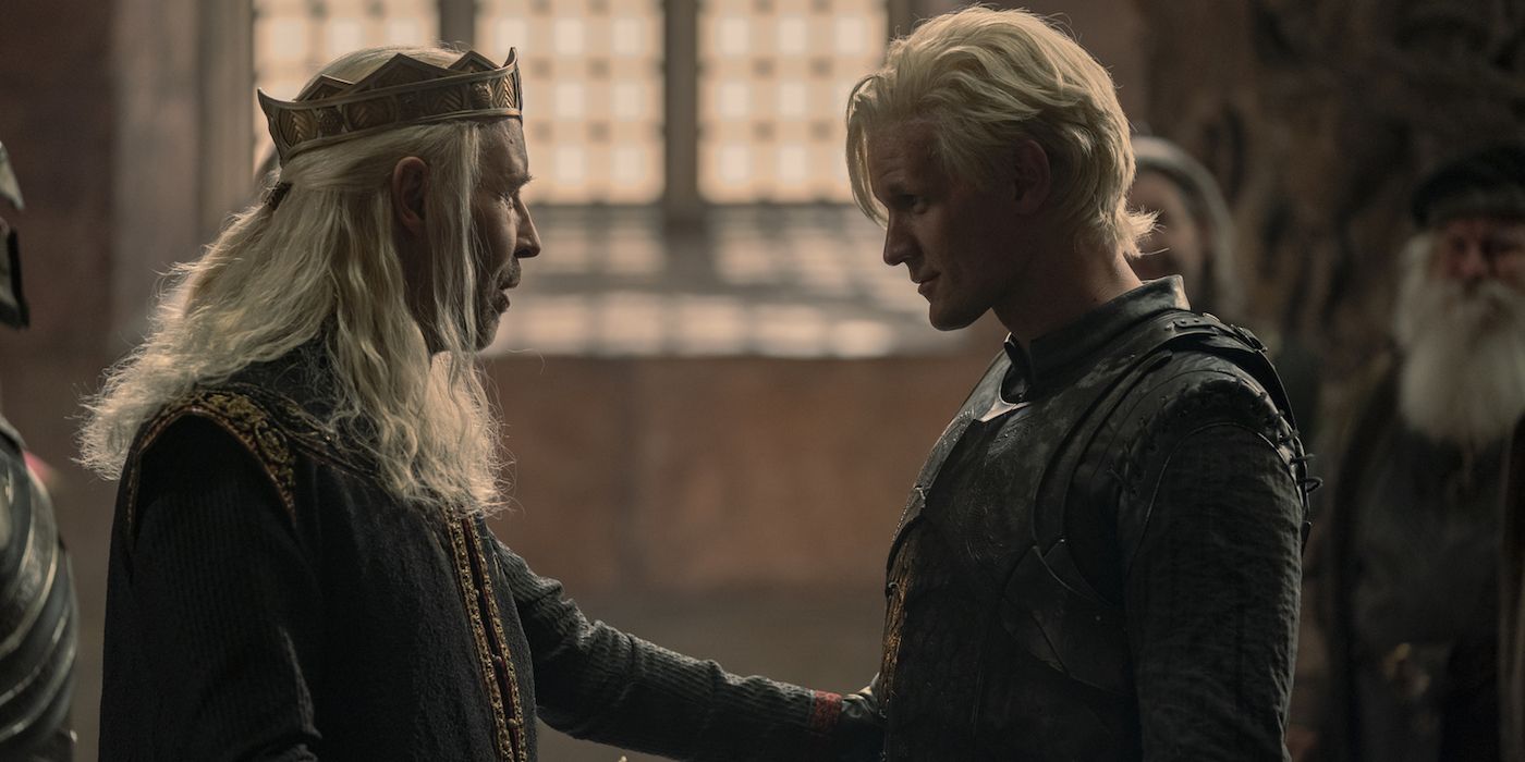 Koning Viserys I Targaryen en Daemon Targaryen praten in House of the Dragon.