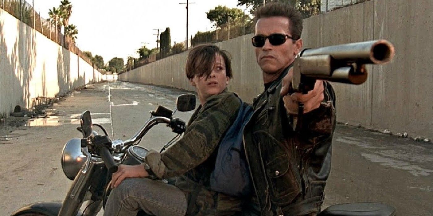 De T1000 beschermt John in Terminator 2 de dag des oordeels