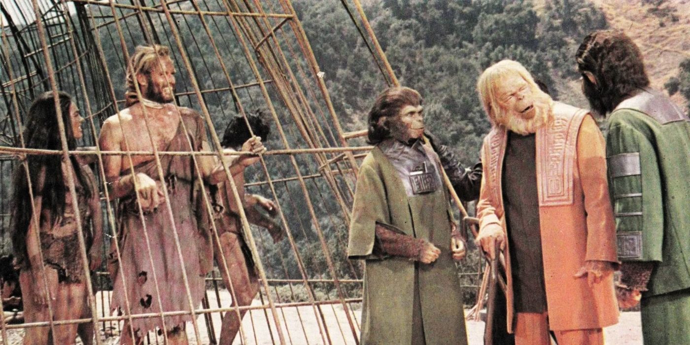 Dr. Zaius in een scène uit Planet of the Apes, hier te zien met Zira en haar man, Cornelius