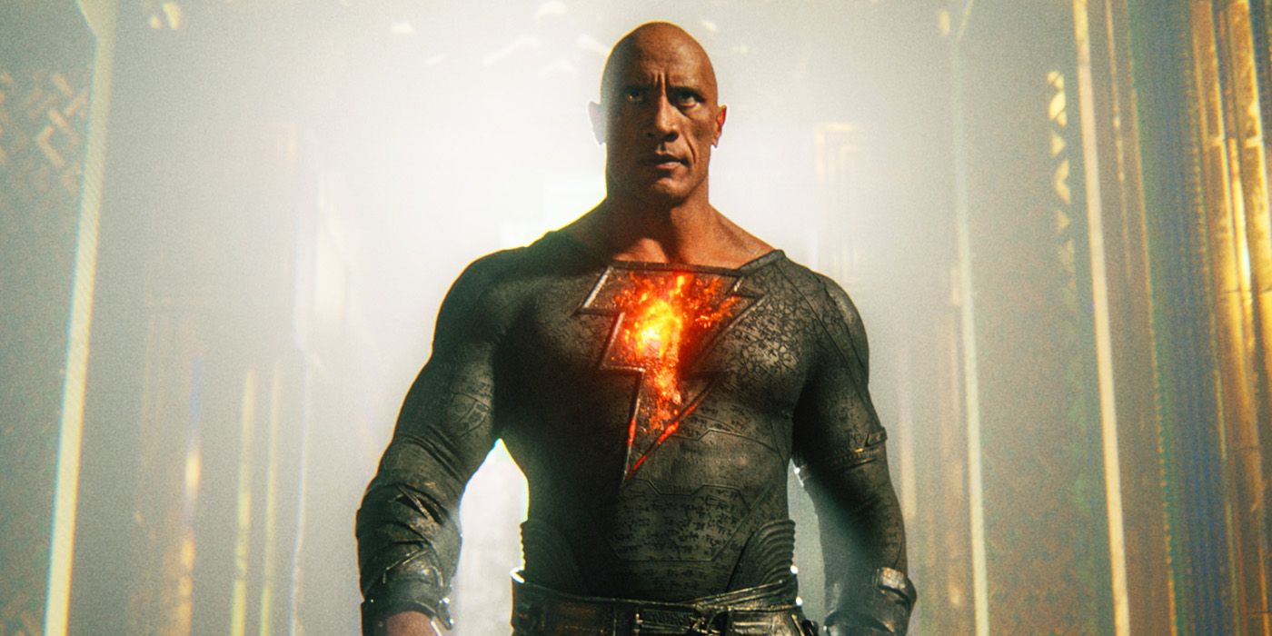 Black Adam: het titelpersonage van Dwayne Johnson loopt onheilspellend terwijl het bliksemsymbool op zijn borst rood oplicht.