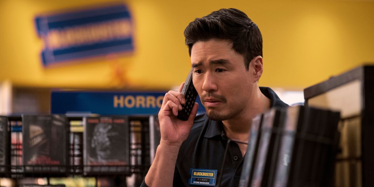 Randall Park als Timmy Yoon, aan de telefoon, in Netflix's Blockbuster