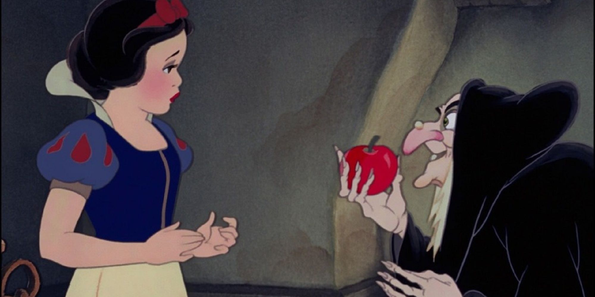 De boze heks die Sneeuwwitje de vergiftigde appel geeft in Disney's Sneeuwwitje