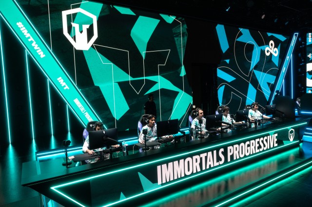 Het LCS-podium wordt verlicht in de groen-zwarte kleuren van Immortals 