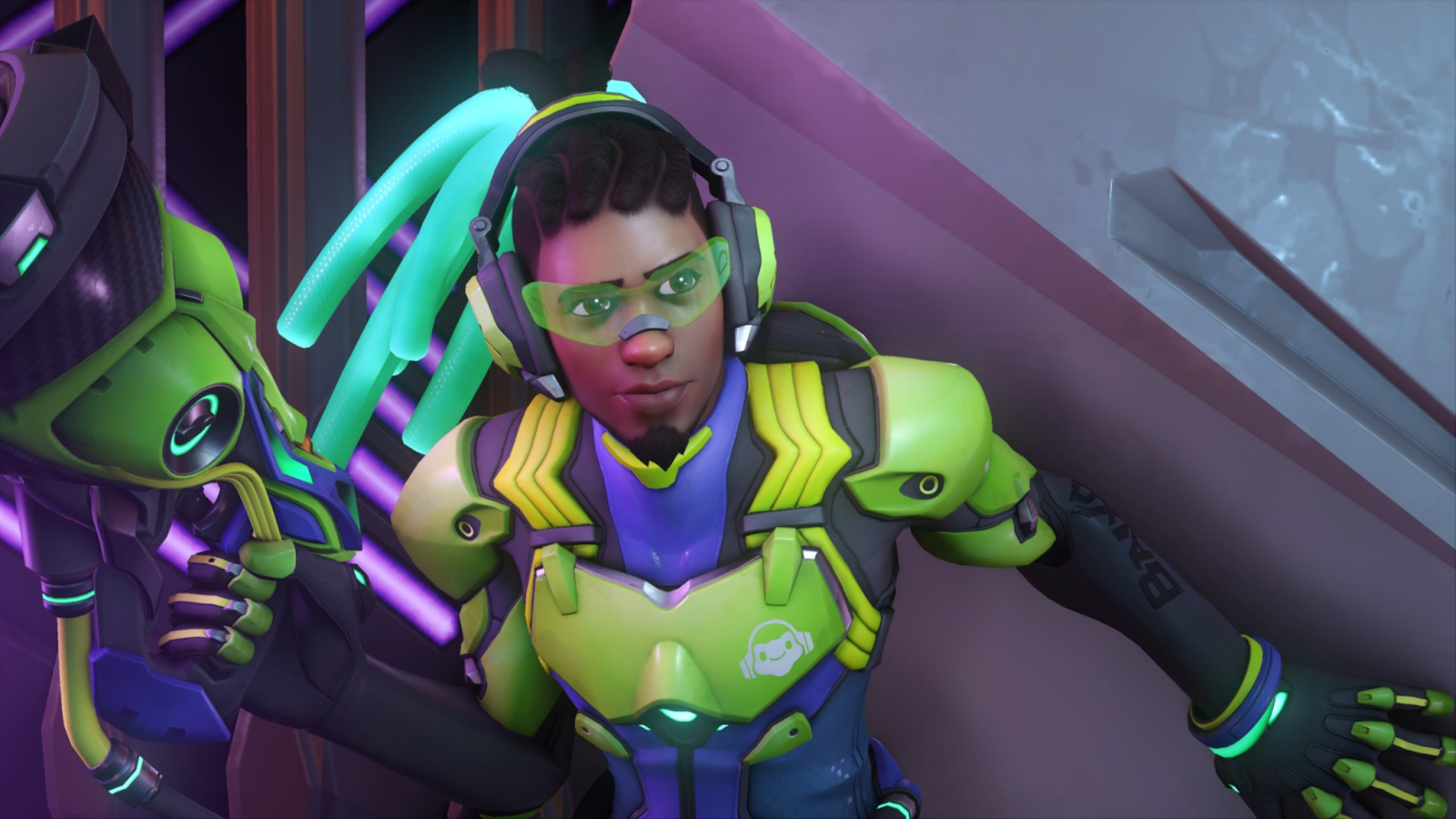 Healing Overwatch 2-personage Lucio kijkt buiten beeld terwijl hij zijn Sonic Amplifier vasthoudt. 