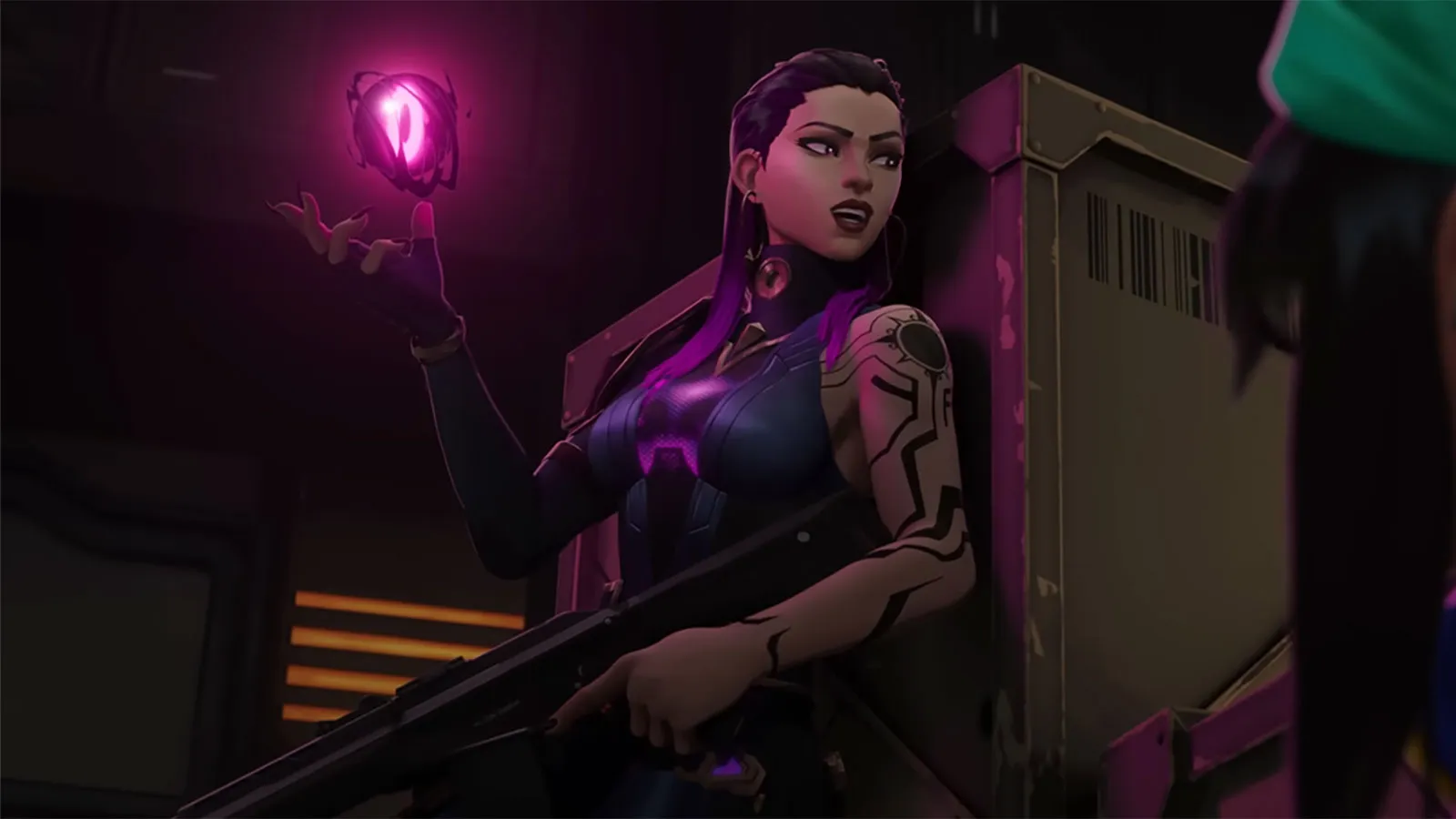 Reyna, VALORANT-agent, houdt haar gloeiende paarse Leer-vaardigheid omhoog terwijl ze zich verstopt achter een doos.