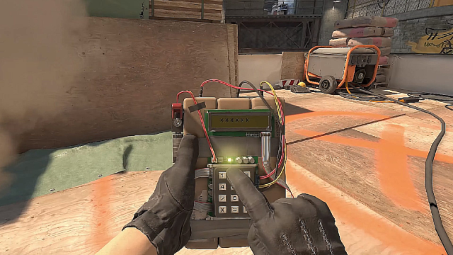 Een CS2-speler houdt de bom aan de T-kant vast.