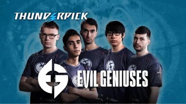 Het Counter-Strike-team van Evil Geniuses staat voor een blauwe achtergrond en draagt ​​hun marineblauwe truien. 