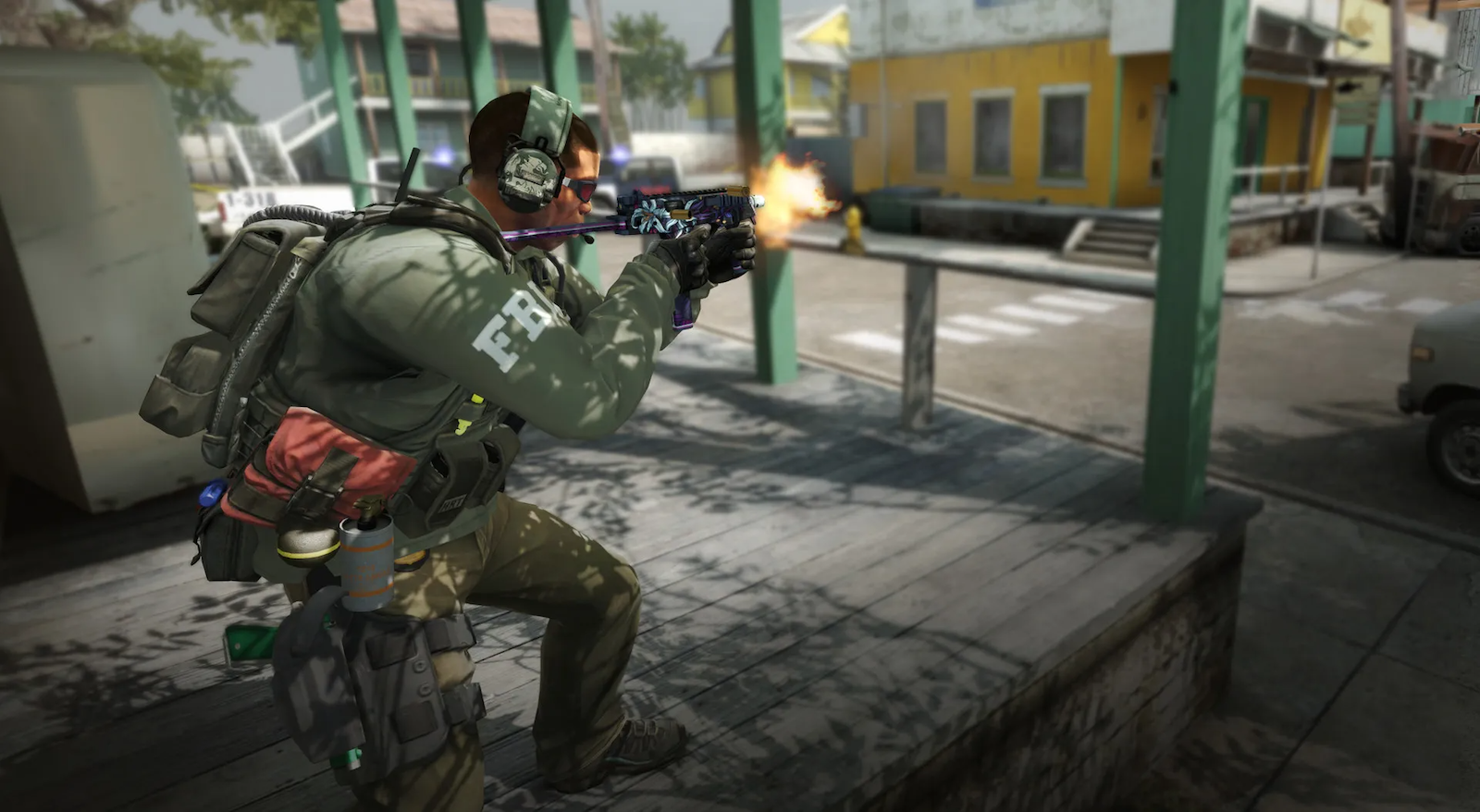 Een soldaat staat gehurkt een wapen af ​​te vuren in een open gebied in Counter-Strike: Global Offensive.