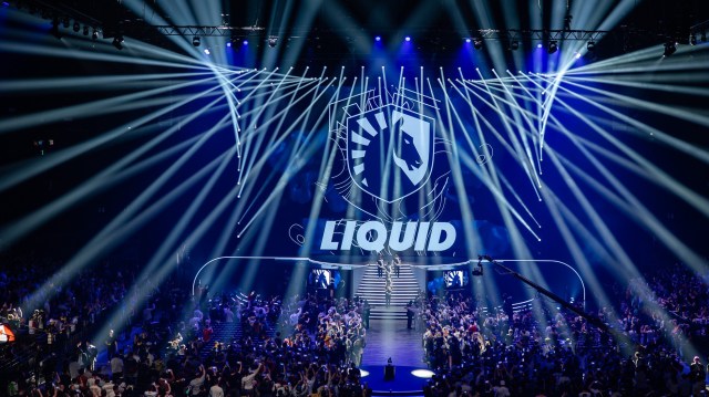 Team Liquid's banner en CS:GO-spelers bij de BLAST Paris Major in mei 2023.