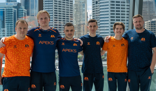 Het Apeks CS2-team, met jkaem (uiterst rechts), op het IEM Sydney 2023-toernooi.