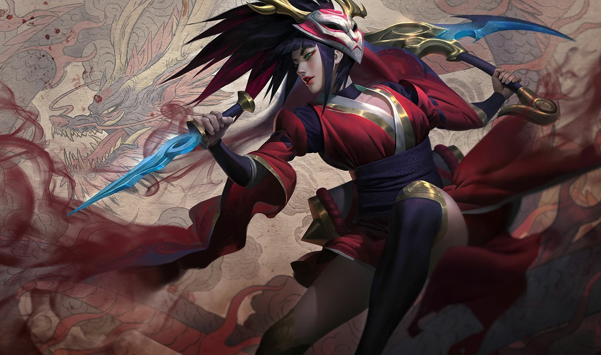 Akali hanteert blauwe dolken en draagt ​​een rood gewaad met een masker op de zijkant van haar hoofd.