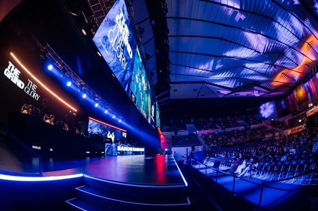 Het podium van het League of Legends Wereldkampioenschap 2023 met blauwe verlichting.