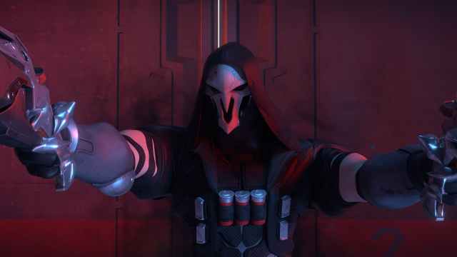 Reaper staat tegen de muur met jachtgeweren