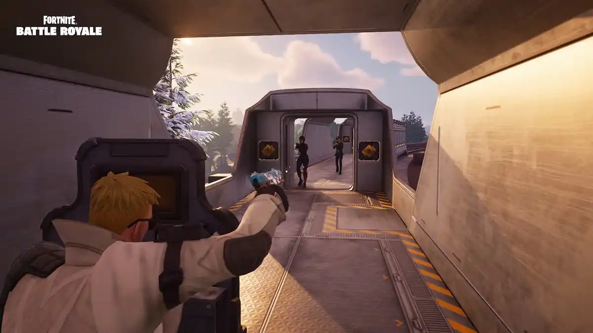 Een speler die in een trein vecht met een ballistisch schild in Fortnite.