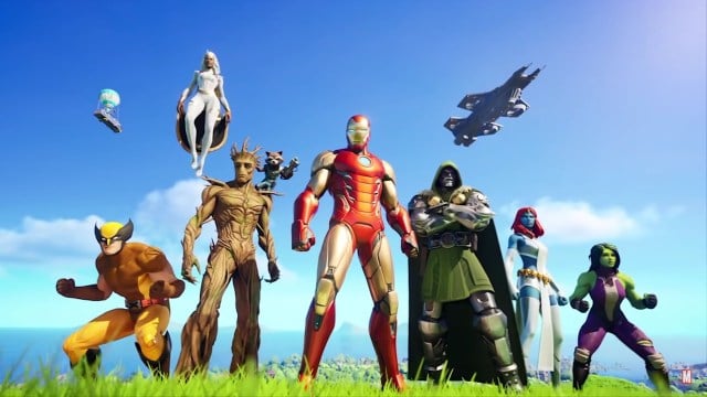 Marvel-personages staan ​​op een rij in een grasveld met de Fortnite's Battle Bus en de Avengers Helicarrier op de achtergrond