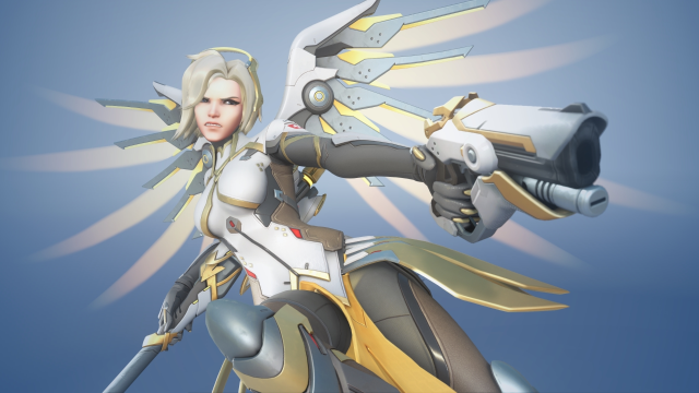 Mercy, in haar traditionele witte standaardhuid, richt haar pistool met wijd gespreide vleugels.