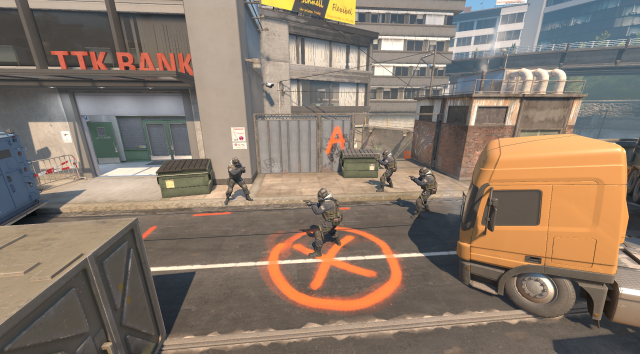 Screenshot gemaakt van Overpass' Een bomsite in CS2, met vier Counter-Terroristen die pistolen vasthouden.